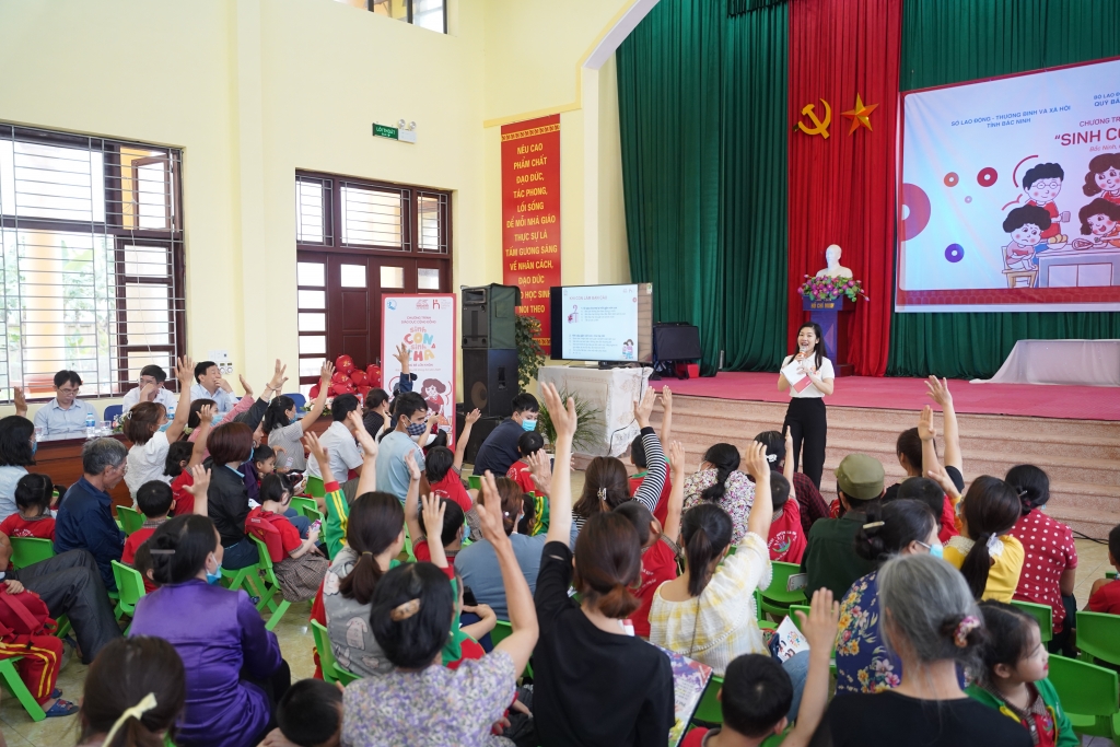 Hình 12: Phụ huynh nhiệt tình trao đổi cùng các hướng dẫn viên về các chủ đề dành thời gian chất lượng cho con, kiểm soát cơn giận dữ và ép con ăn Hình 12: Phụ huynh nhiệt tình trao đổi cùng các hướng dẫn viên về các chủ đề dành thời gian chất lượng cho con, kiểm soát cơn giận dữ và ép con ăn