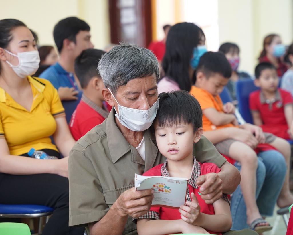 Hình 10: Phụ huynh say sưa tham khảo các kiến thức nuôi dạy trẻ 0 – 6 tuổi hữu ích trong bộ tài liệu được phát miễn phí tại hội thảo Hình 10: Phụ huynh say sưa tham khảo các kiến thức nuôi dạy trẻ 0 – 6 tuổi hữu ích trong bộ tài liệu được phát miễn phí tại hội thảo