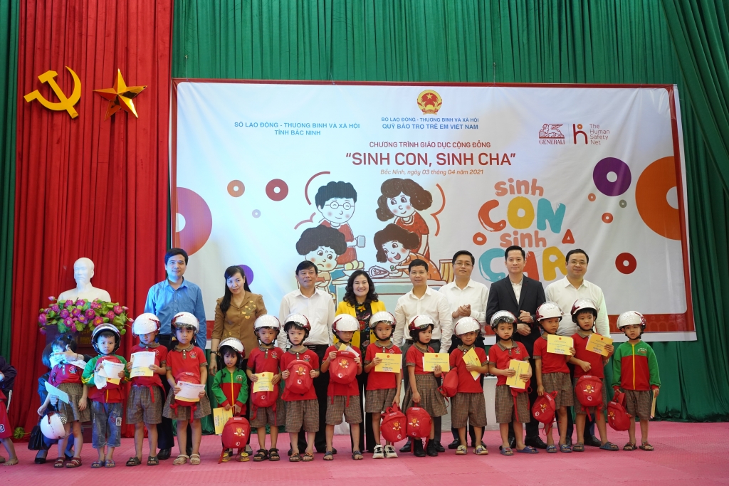 Hình 8: Generali trao tặng 150 phần quà cho các em nhỏ và 30 phần quà đặc biệt cùng hỗ trợ tài chính cho các gia đình có hoàn cảnh đặc biệt khó khăn của địa phương Hình 8: Generali trao tặng 150 phần quà cho các em nhỏ và 30 phần quà đặc biệt cùng hỗ trợ tài chính cho các gia đình có hoàn cảnh đặc biệt khó khăn của địa phương