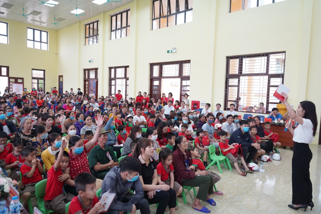 Hình 6: Hàng trăm phụ huynh và thiếu nhi Bắc Ninh tham gia sôi nổi vào các hoạt động chia sẻ kiến thức, gắn kết gia đình thú vị của chương trình “Sinh Con, Sinh Cha”