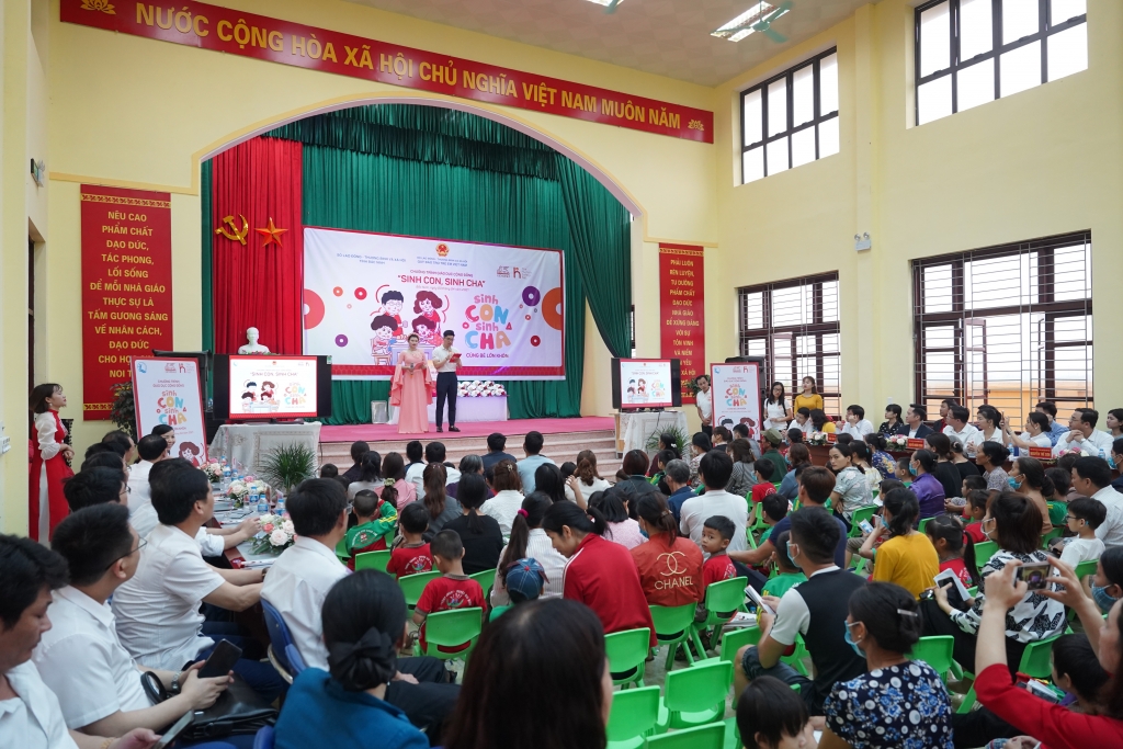 Hình 5: Chương trình “Sinh Con, Sinh Cha” tại Bắc Ninh thu hút sự tham gia đông đảo của hơn 300 phụ huynh, thiếu nhi, cán bộ, giáo viên mầm non địa phương Hình 5: Chương trình “Sinh Con, Sinh Cha” tại Bắc Ninh thu hút sự tham gia đông đảo của hơn 300 phụ huynh, thiếu nhi, cán bộ, giáo viên mầm non địa phương
