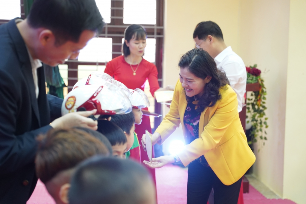 Hình 4: Thứ trưởng Bộ LĐ-TB&XH cùng các đại biểu và đại diện từ Generali Việt Nam trao tặng quà và hỗ trợ tài chính cho các trẻ em có hoàn cảnh khó khăn tại địa phương Hình 4: Thứ trưởng Bộ LĐ-TB&XH cùng các đại biểu và đại diện từ Generali Việt Nam trao tặng quà và hỗ trợ tài chính cho các trẻ em có hoàn cảnh khó khăn tại địa phương