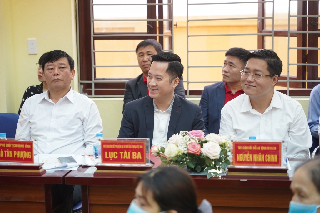 Hình 3: Chương trình có sự hiện diện của các lãnh đạo cấp cao tỉnh Bắc Ninh và ông Lục Tài Ba, Phó Tổng Giám đốc Phát triển Kinh doanh Kênh Đại lý Miền Bắc Generali Việt Nam Hình 3: Chương trình có sự hiện diện của các lãnh đạo cấp cao tỉnh Bắc Ninh và ông Lục Tài Ba, Phó Tổng Giám đốc Phát triển Kinh doanh Kênh Đại lý Miền Bắc Generali Việt Nam