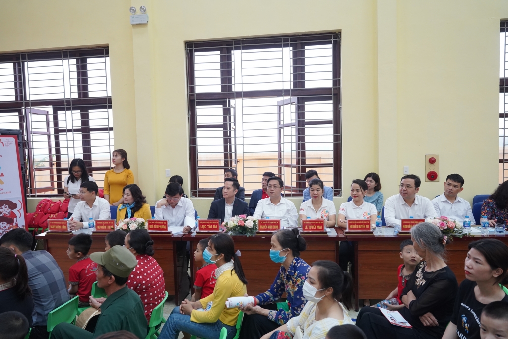 Hình 2: Chương trình “Sinh Con, Sinh Cha” tại Bắc Ninh vinh dự có sự hiện diện của Thứ trưởng Bộ LĐ-TB&XH Nguyễn Thị Hà cùng các lãnh đạo cấp cao của Quỹ BTTEVN và tỉnh Bắc Ninh Hình 2: Chương trình “Sinh Con, Sinh Cha” tại Bắc Ninh vinh dự có sự hiện diện của Thứ trưởng Bộ LĐ-TB&XH Nguyễn Thị Hà cùng các lãnh đạo cấp cao của Quỹ BTTEVN và tỉnh Bắc Ninh