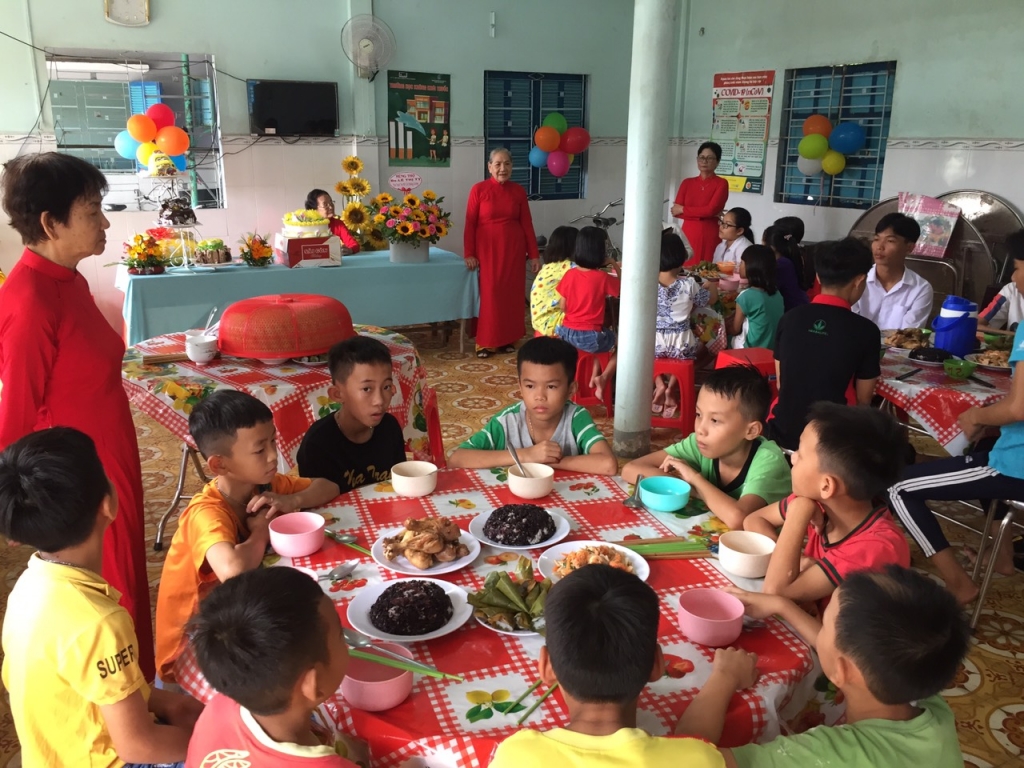 Các cháu ở Nhà nuôi trẻ Hướng Dương