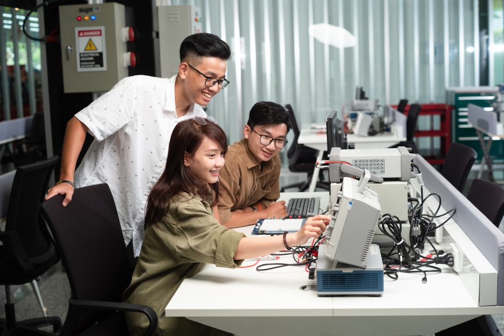 Sinh viên Khoa Kỹ thuật & Công nghệ Đại học RMIT trong giờ học thực hành trên lớp