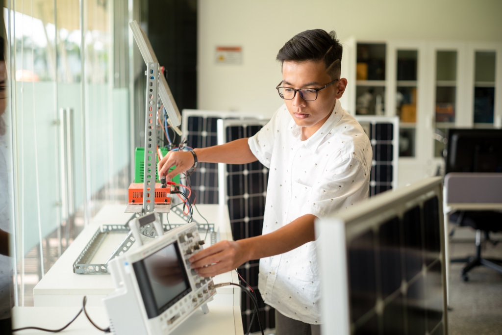 Sinh viên Khoa Kỹ thuật & Công nghệ Đại học RMIT trong giờ học thực hành trên lớp