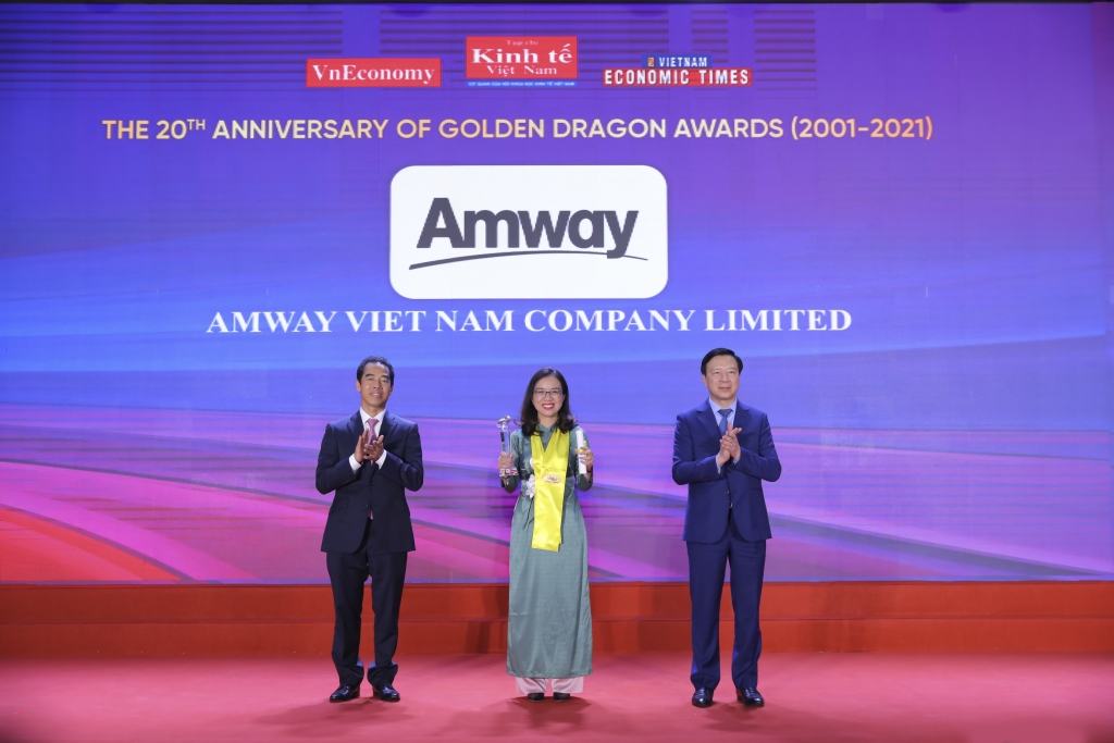 Bà Trần Mộng Kiều - Giám đốc Tài chính Amway Việt Nam nhận giải thưởng Rồng Vàng từ Ban tổ chức
