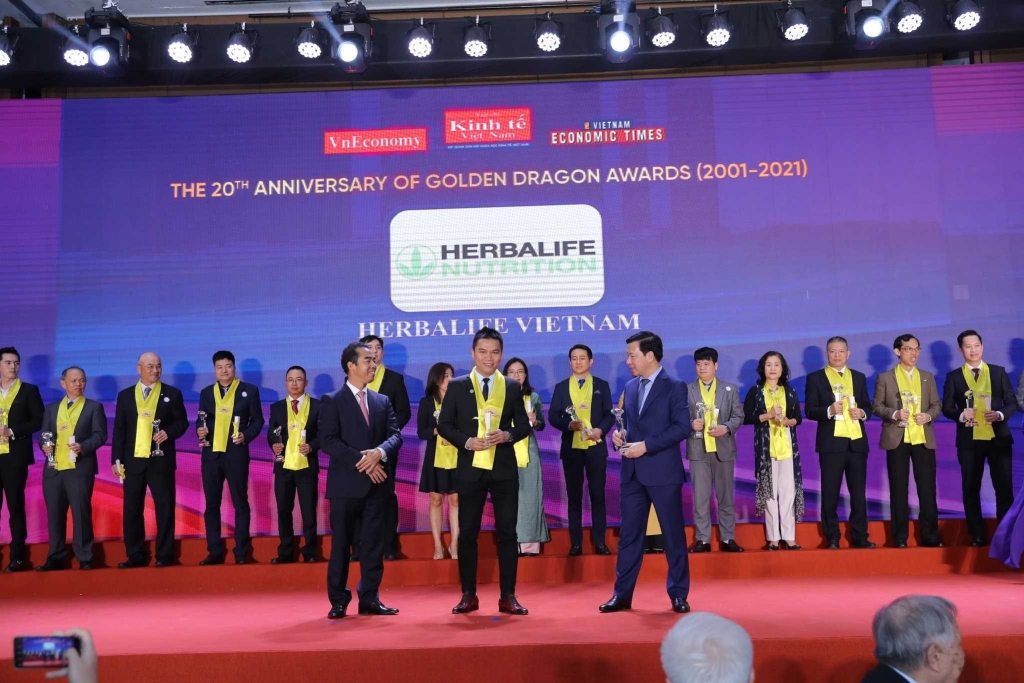 Ông Nguyễn Thành Đạt - Giám Đốc Truyền Thông Herbalife Việt Nam đại diện Công ty nhận Giải thưởng