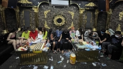 Nghệ An: Bắt 16 đối tượng đang "bay lắc" trong quán karaoke