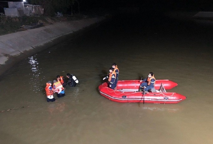 Lực lượng cứu nạn cứu hộ đang tìm kiếm những người mất tích