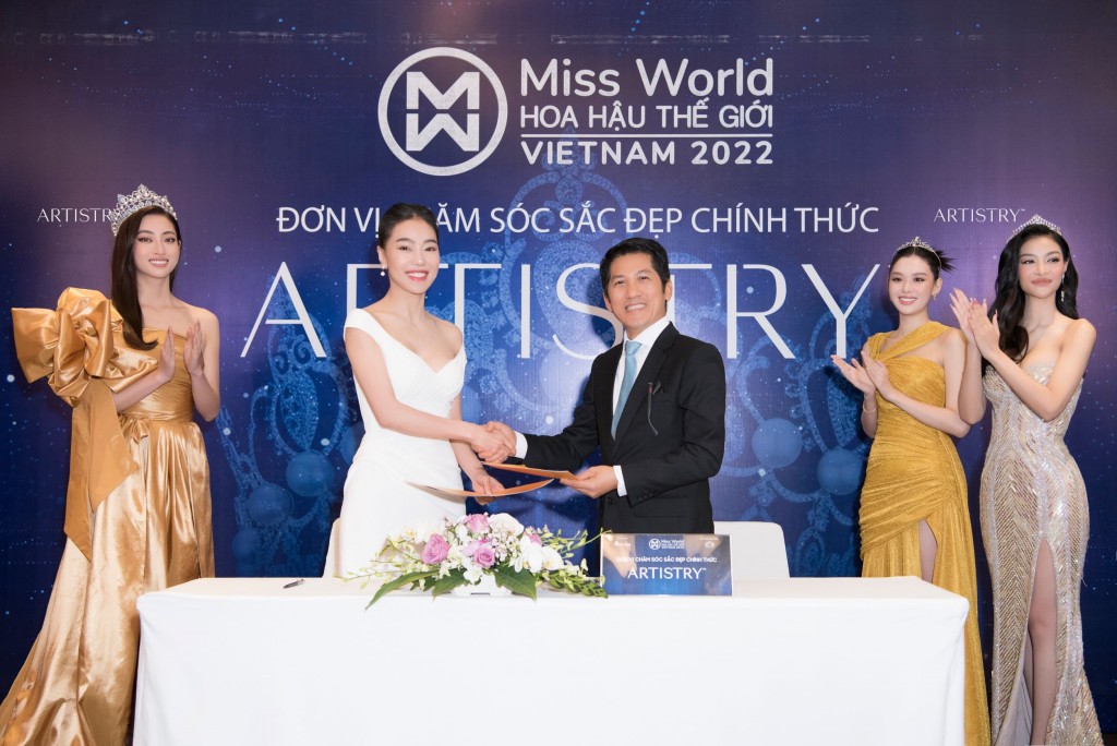 Ông Huỳnh Thiên Triều - Tổng giám đốc Amway Việt Nam và Bà Phạm Kim Dung - Chủ tịch Miss World Việt Nam, Trưởng Ban tổ chức cuộc thi trong buổi ký kết