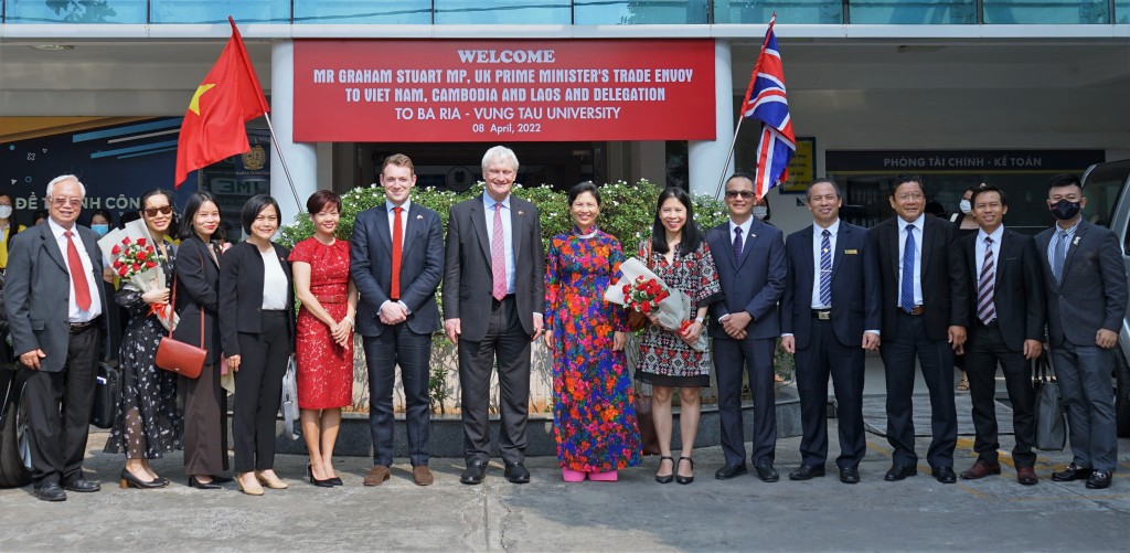 Buổi kí kết hợp tác giữa ACCA và BUV nằm trong chuỗi áp dụng khoá học IFRS cho sinh viên ngành Tài chình – Kế toán với sự tham gia của Đặc phái viên Thương mại của Thủ tướng Anh tại Việt Nam