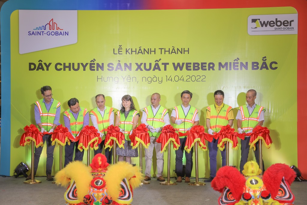 Đại diện Saint-Gobain Việt Nam và khách hàng cắt băng khánh thành dây chuyền sản xuất keo dán gạch, keo chà ron Weber tại Hưng Yên