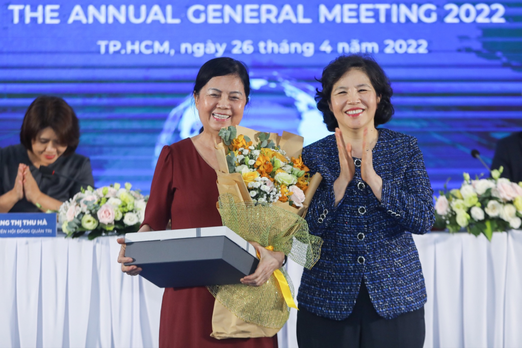 Bà Mai Kiều Liên đại diện Hội đồng quản trị gửi lời tri ân sâu sắc những đóng góp của bà Lê Thị Băng Tâm – cựu Chủ tịch Hội đồng quản trị Vinamilk – trong suốt 2 nhiệm kỳ qua