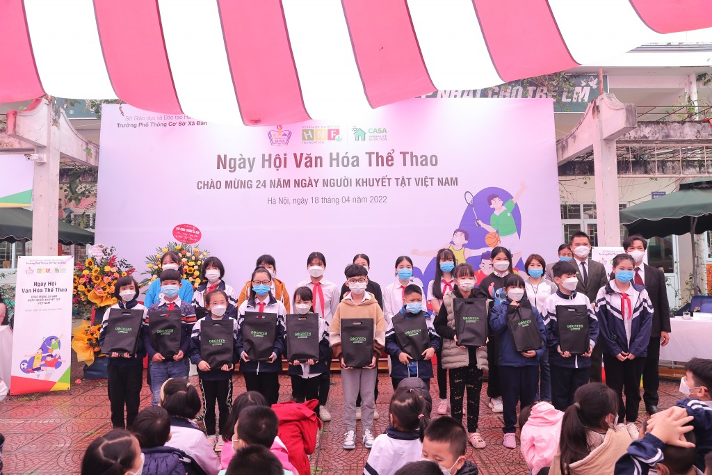Herbalife Việt Nam tặng quà cho các em học sinh đạt thành tích cao trong học tập