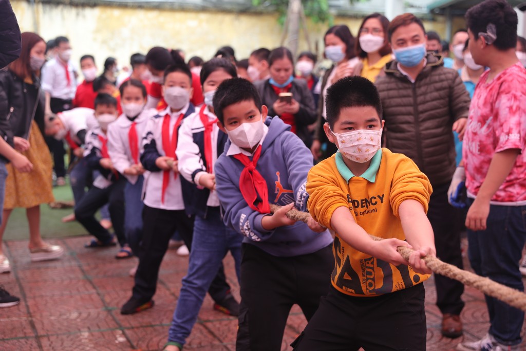 Các em học sinh tham gia thi Kéo co 