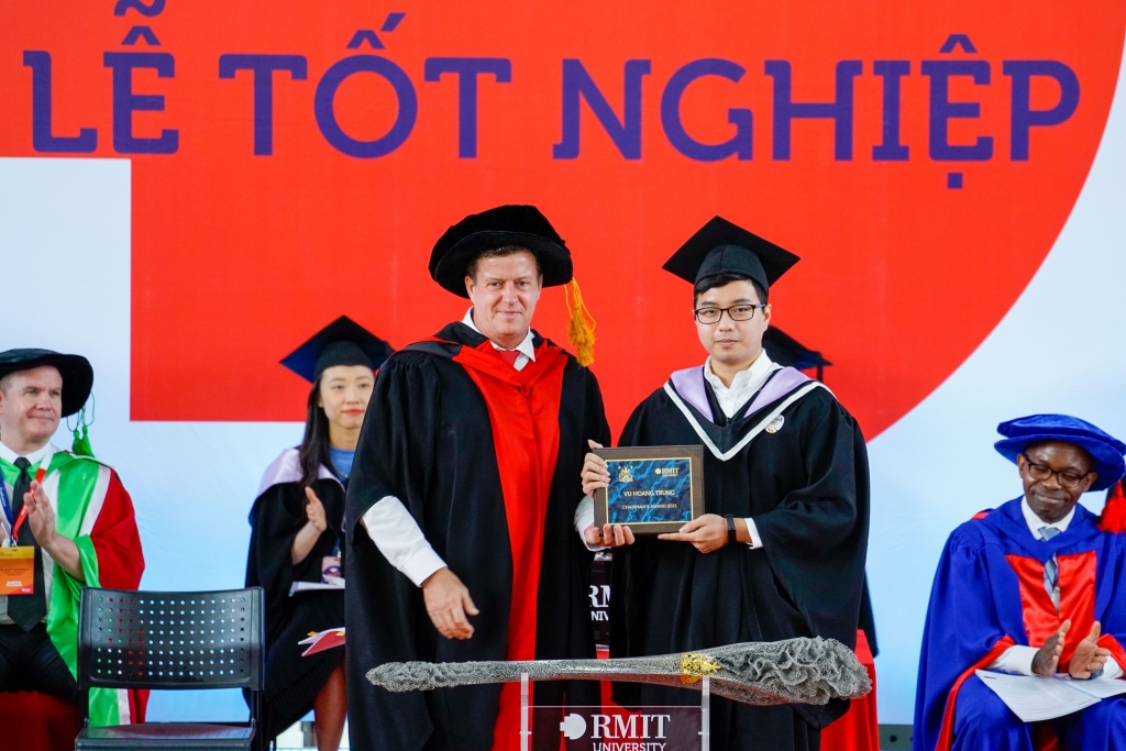 Vũ Hoàng Trung nhận giải Sinh viên tiêu biểu tại Lễ tốt nghiệp Đại học RMIT năm 2021