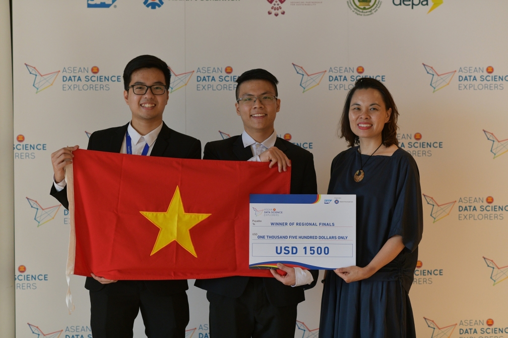 Trung và đồng đội đã chiến thắng tại vòng khu vực của cuộc thi Khám phá Khoa học Dữ liệu ASEAN năm 2019 nhờ ý tưởng triển khai chiến lược 10 năm trên quy mô toàn khu vực nhằm đem lại cơ hội học tập trực tuyến và bình đẳng kinh tế-xã hội cho các cộng đồng dân tộc thiểu số