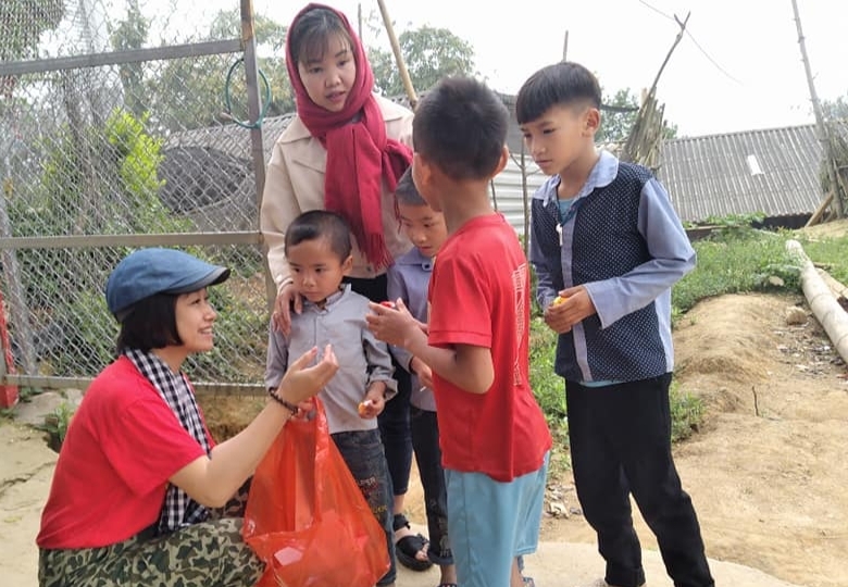 Chị Trần Thị Nhung (bên trái) với các em nhỏ vùng cao