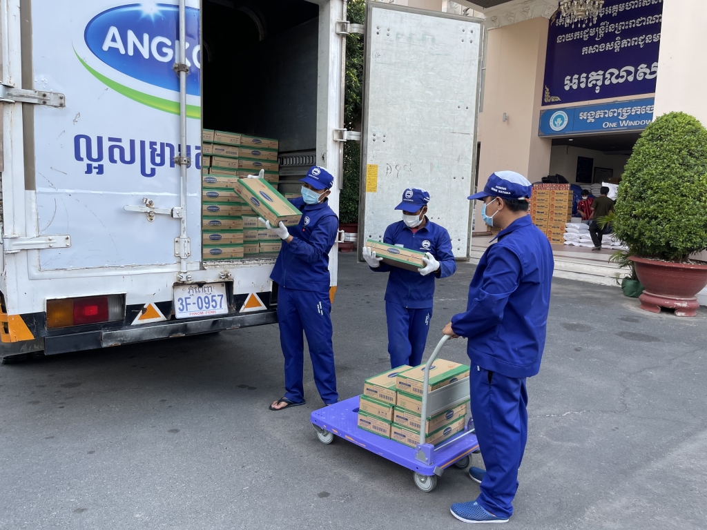 Công tác giao nhận sữa cho chính quyền Phnom Penh được nhà máy Angkormilk thực hiện cẩn trọng tuyệt đối theo qui định phòng dịch Covid-19