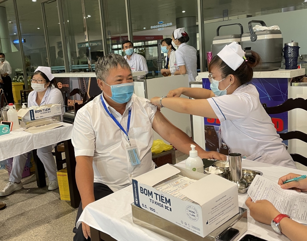 Tiêm vắc xin ngừa Covid-19 cho nhân viên Cảng hàng không quốc tế Cần Thơ