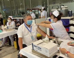 Cán bộ, nhân viên 14 cảng hàng không được tiêm vắc xin phòng Covid-19