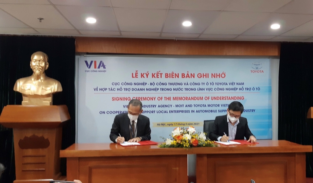 Đại diện Toyota Việt Nam và Cục Công nghiệp ký kết biên bản ghi nhớ