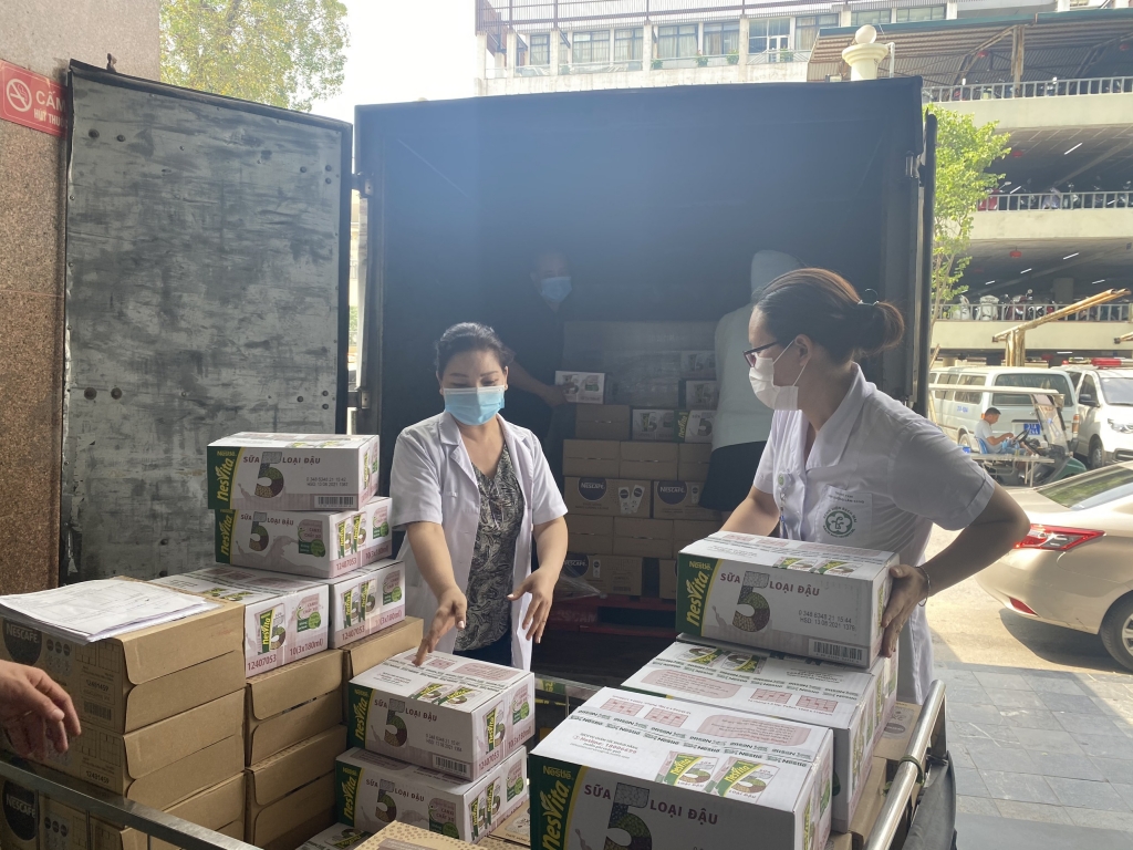 Nestlé Việt Nam ủng hộ các sản phảm dinh dưỡng, đồ uống cho tuyến đầu chống dịch Covid-19 tại một số bệnh viện tại Hà Nội