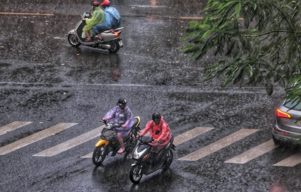 Phía Đông Bắc Bộ và Thủ đô Hà Nội có mưa rào và dông vài nơi