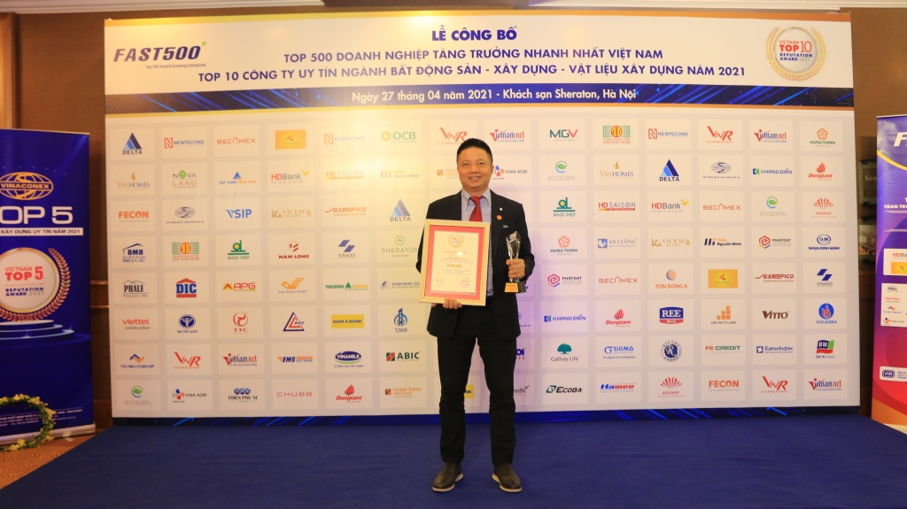 Ông Đặng Minh Phương – Giám đốc Điều hành miền Bắc Saint-Gobain Việt Nam nhận giải thưởng tại lễ vinh danh