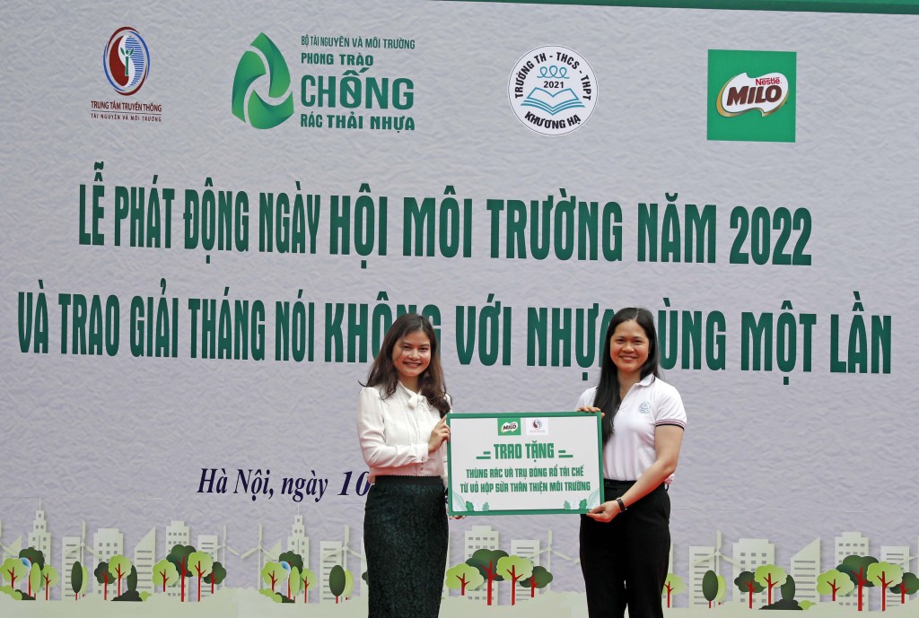 Đại diện Nestlé Việt Nam trao tặng thùng rác và trụ bóng rổ tái chế cho Trường TH, THCS và THPT Khương Hạ