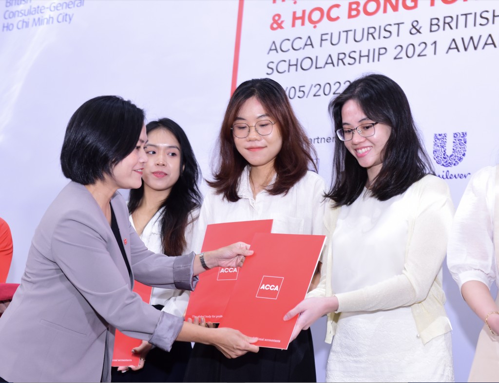ACCA Futurist 2021 với sự tham gia của Tổng Lãnh sự quán Vương quốc Anh, đã trao 50 suất học bổng hỗ trợ và khuyến khích thế hệ trẻ Việt