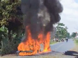 Nghệ An: Xe ô tô bốc cháy, 4 người may mắn thoát nạn