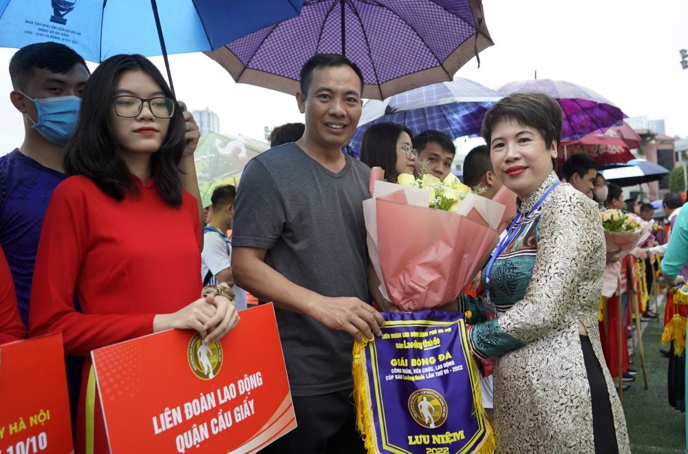 Đồng chí Lê Thị Bích Ngọc - Ủy viên Ban Thường vụ LĐLĐ Thành phố, Tổng Biên tập báo Lao động Thủ đô, Trưởng Ban tổ chức giải tặng hoa và Cờ lưu niệm cho các đội tham gia Giải.