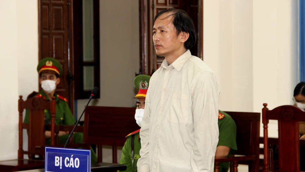 Trần Chung Hiếu tại phiên tòa.