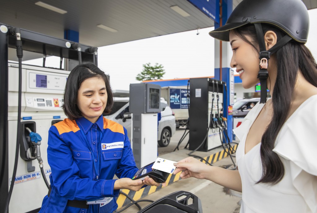 Petrolimex triển khai thanh toán thẻ không tiếp xúc Visa tại mạng lưới bán lẻ