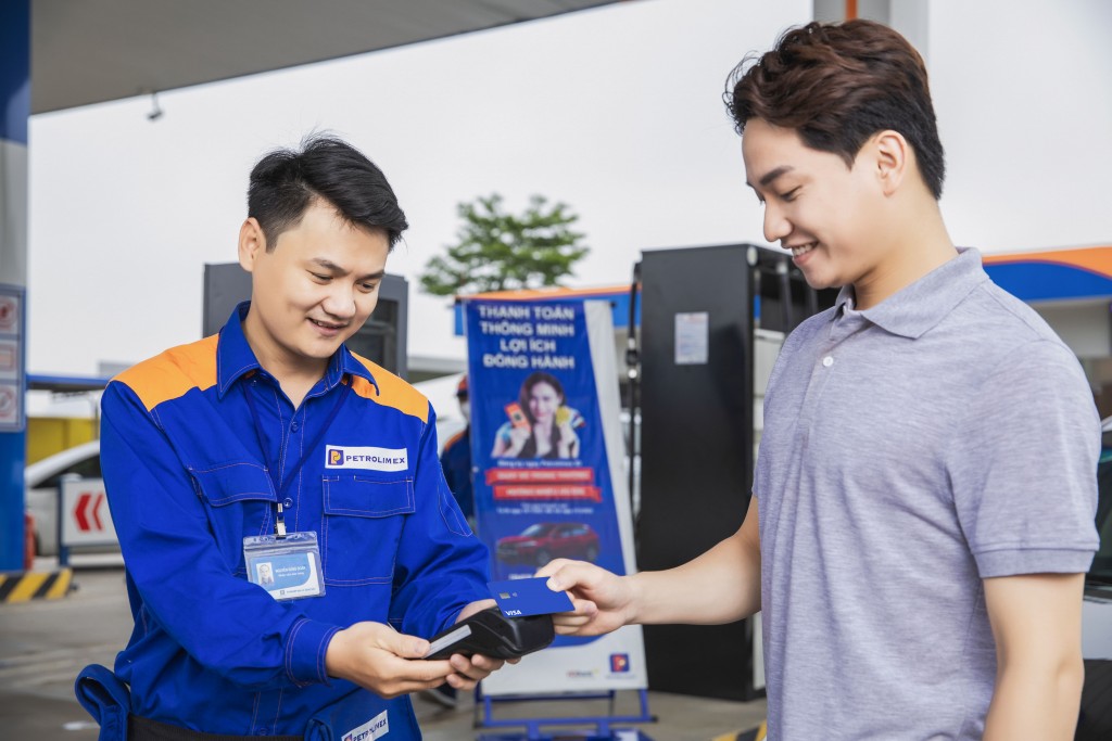 Petrolimex triển khai thanh toán thẻ không tiếp xúc Visa tại mạng lưới bán lẻ