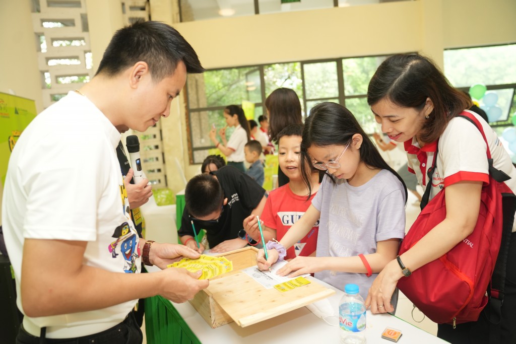 Sau gần 2 năm học trực tuyến, các em học sinh háo hức tham gia ngày hội tài chính dành riêng cho lứa tuổi của mình cùng các bạn bè, thầy cô và cha mẹ