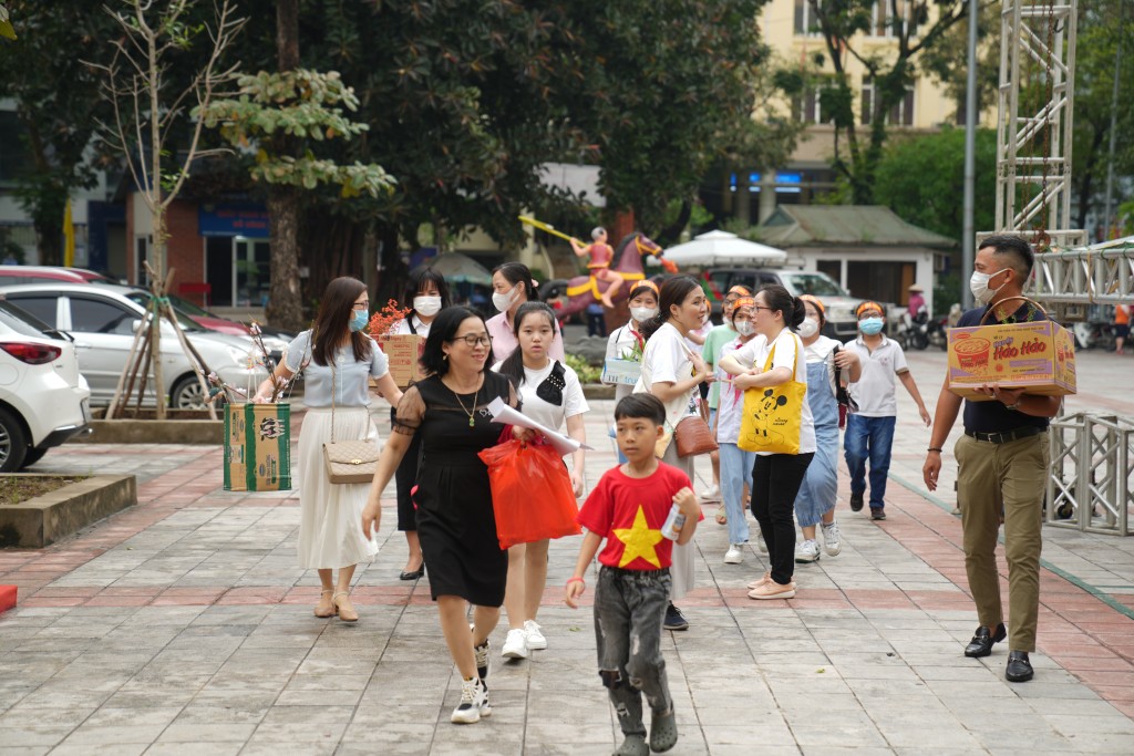 Từ 7 giờ sáng ngày 28/5, Rạp Khăn quàng đỏ tại thành phố Hà Nội đã bắt đầu nhộn nhịp với sự có mặt của các em học sinh và phụ huynh để sẵn sàng cho Ngày hội Cha-Ching năm học 2021 – 2022