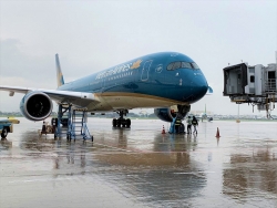 Tiếp tục cho các chuyến bay quốc tế chở người nhập cảnh qua Nội Bài, Tân Sơn Nhất