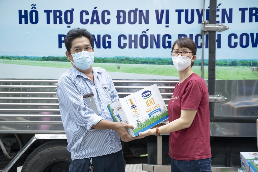 Đại diện Trung tâm Y tế quận Gò Vấp (bên phải) đại diện nhận các sản phẩm và sẽ nhanh chóng chuyển đến các y bác sĩ, nhân viên y tế đang làm nhiệm vụ