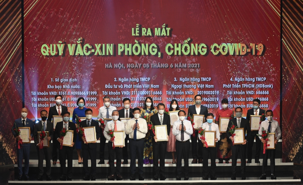 Toyota Việt Nam ủng hộ 10 tỉ đồng cho Qũy Vắc-xin phòng Covid-19