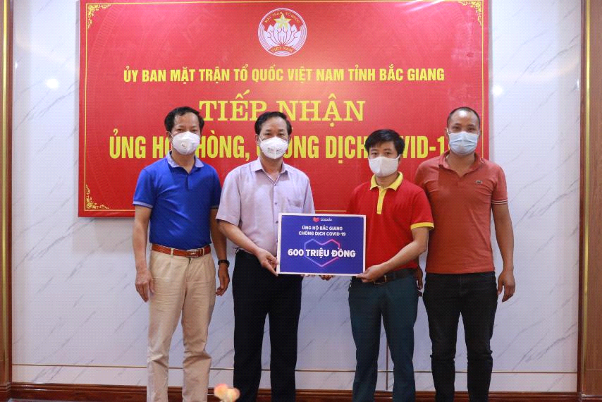 Đại diện Ủy ban MTTQ tỉnh Bắc Giang và Bắc Ninh tiếp nhận các vật phẩm trao tặng từ Lazada