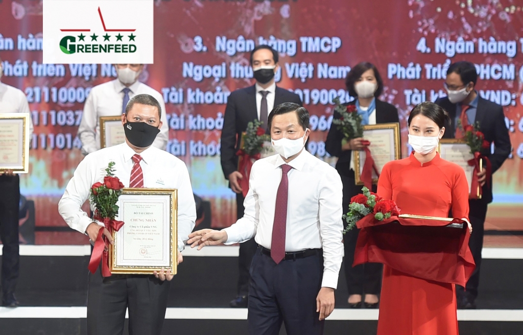   Ông Lê Minh Khái – Phó Thủ tướng Chính phủ (bên phải),  trao hoa và giấy chứng nhận ủng hộ cho đại diện GREENFEED.