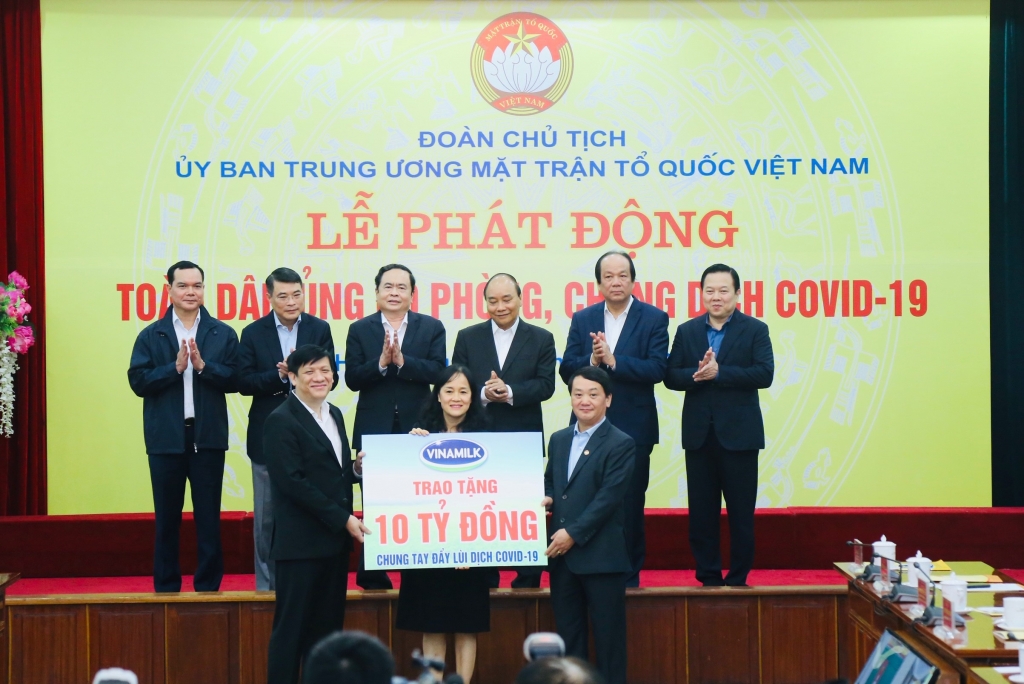 Vinamilk luôn tích cực trong các hoạt đông hỗ trợ Chính phủ, cán bộ y tế và cộng đồng cùng chống lại dịch bệnh