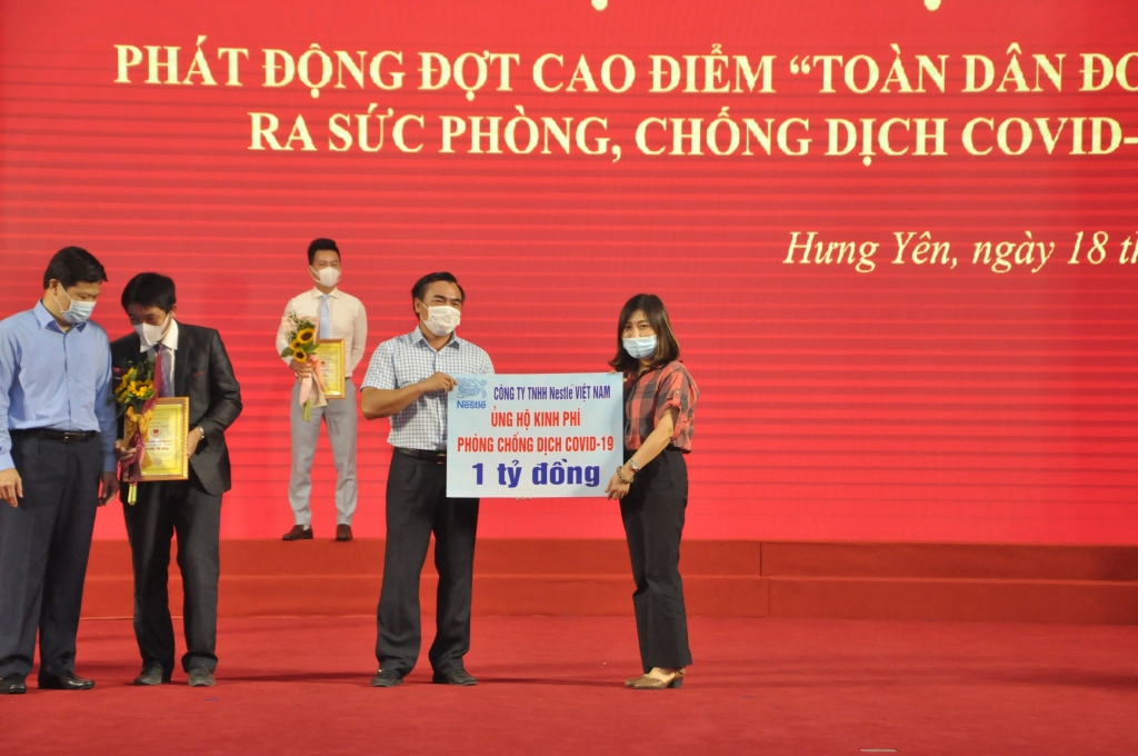 Đại diện Nestlé Việt Nam trao tặng 1 tỷ đồng vào Quỹ Vắc xin Covid-19 tỉnh Hưng Yên.