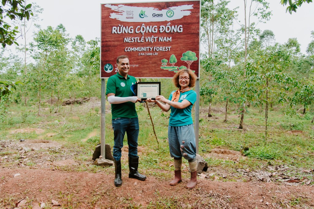 Ông Binu Jacob - Tổng Giám đốc công ty Nestlé Việt Nam nhận giấy chứng nhận từ Bà Đỗ Thị Thanh Huyền, Giám đốc Trung tâm Bảo tồn Thiên nhiên Gaia 