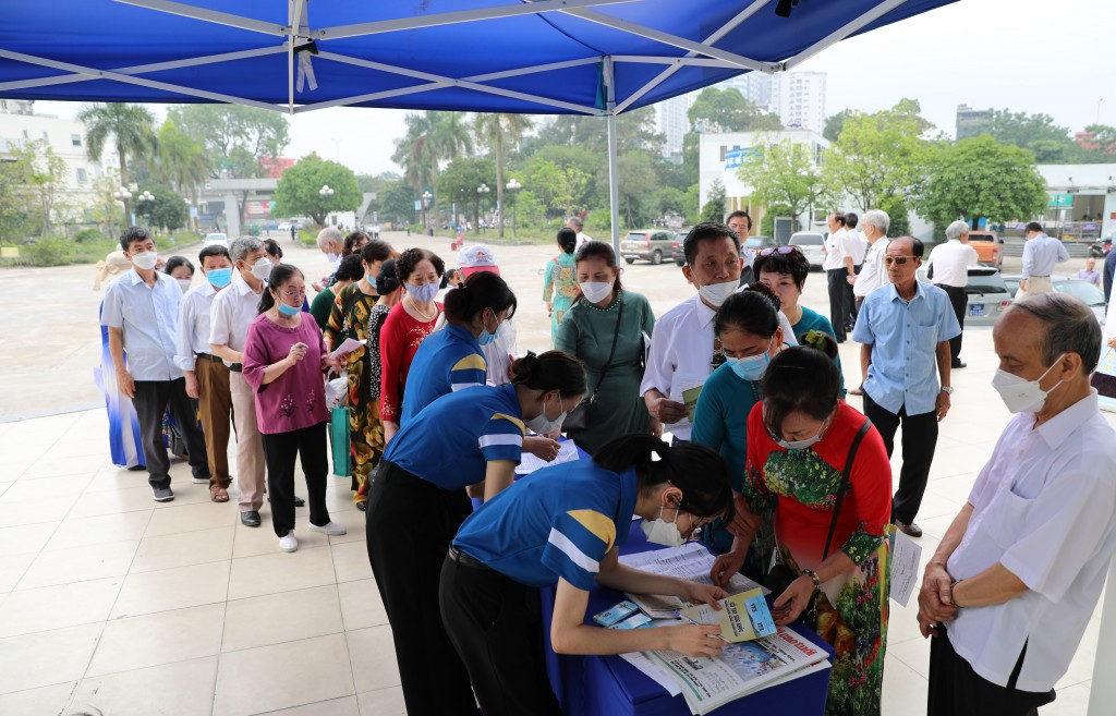 Người cao tuổi hào hứng đến tham dự ngày hội “Sống khỏe, sống thanh xuân” do Vinamilk tổ chức