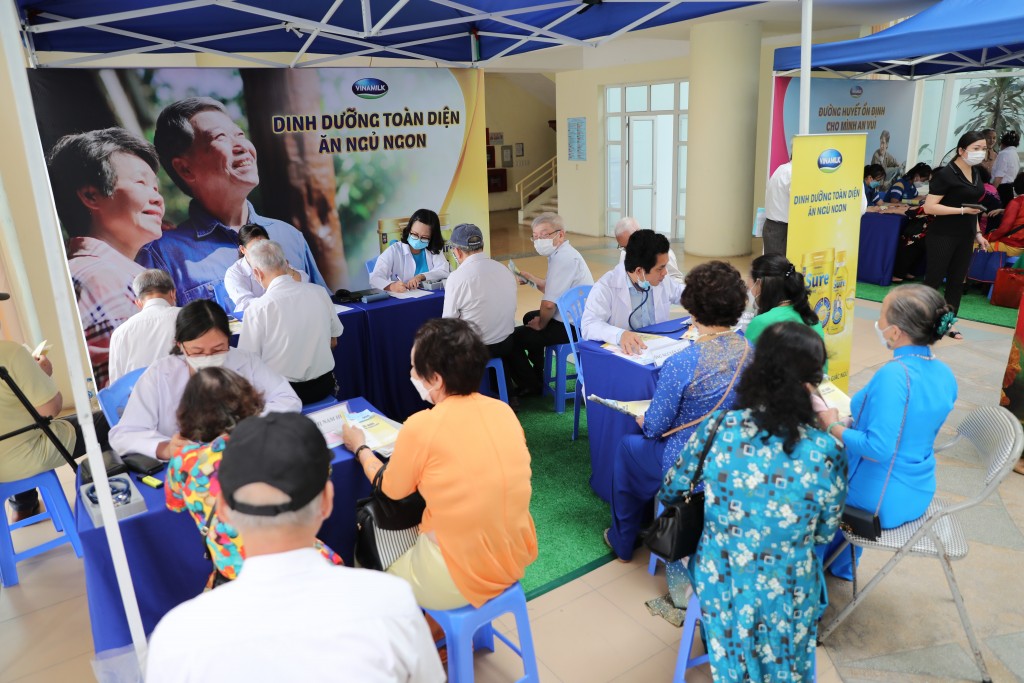 Vinamilk chăm sóc sức khỏe cho 10.000 người cao tuổi tại 27 tỉnh, thành cả nước